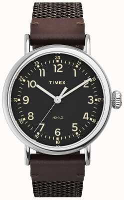 Timex Caja estándar de 40 mm en tono plateado Esfera negra Correa de cuero de tela marrón TW2U89600